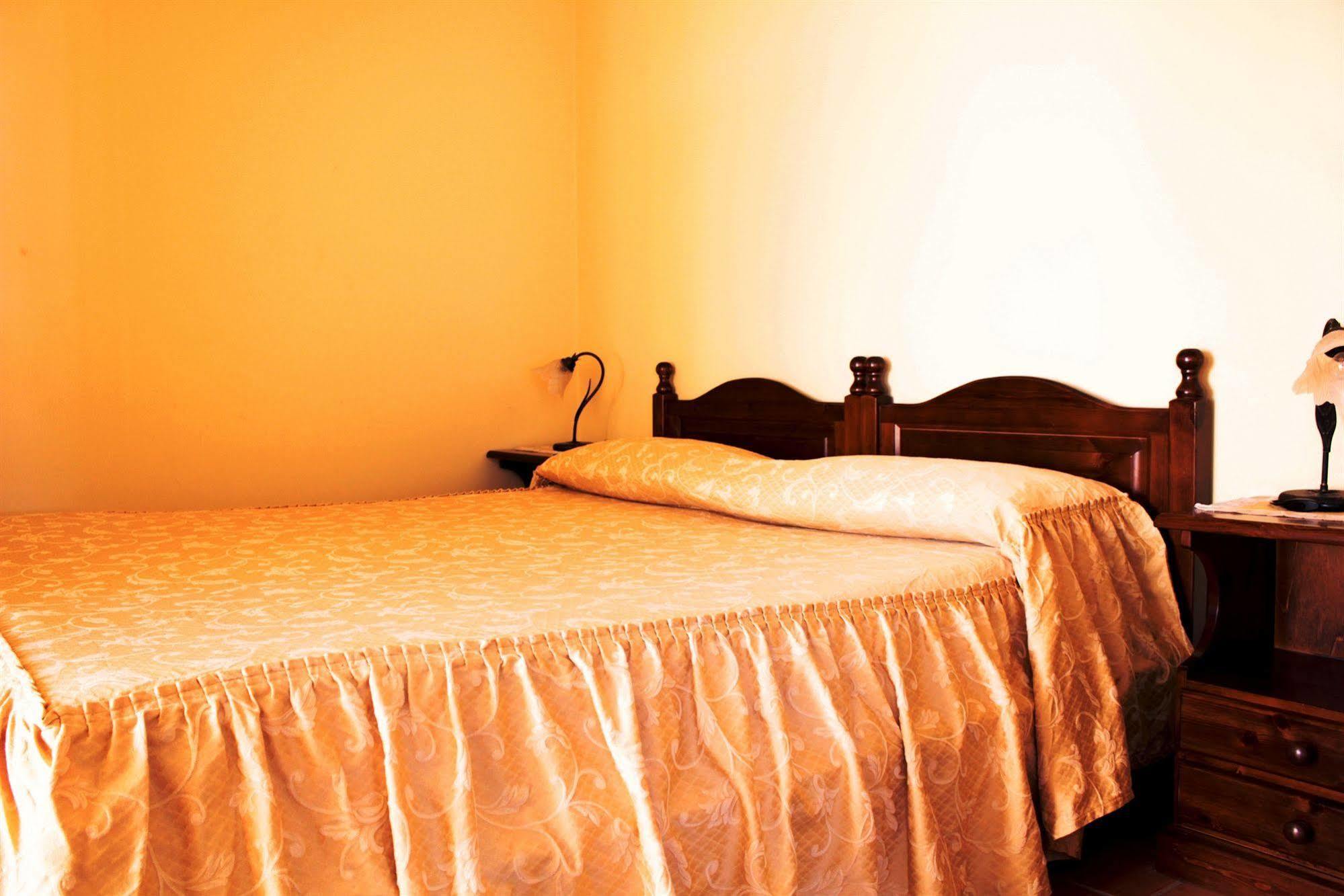 Ai Tre Parchi Bed And Bike Bed & Breakfast Randazzo Exterior photo