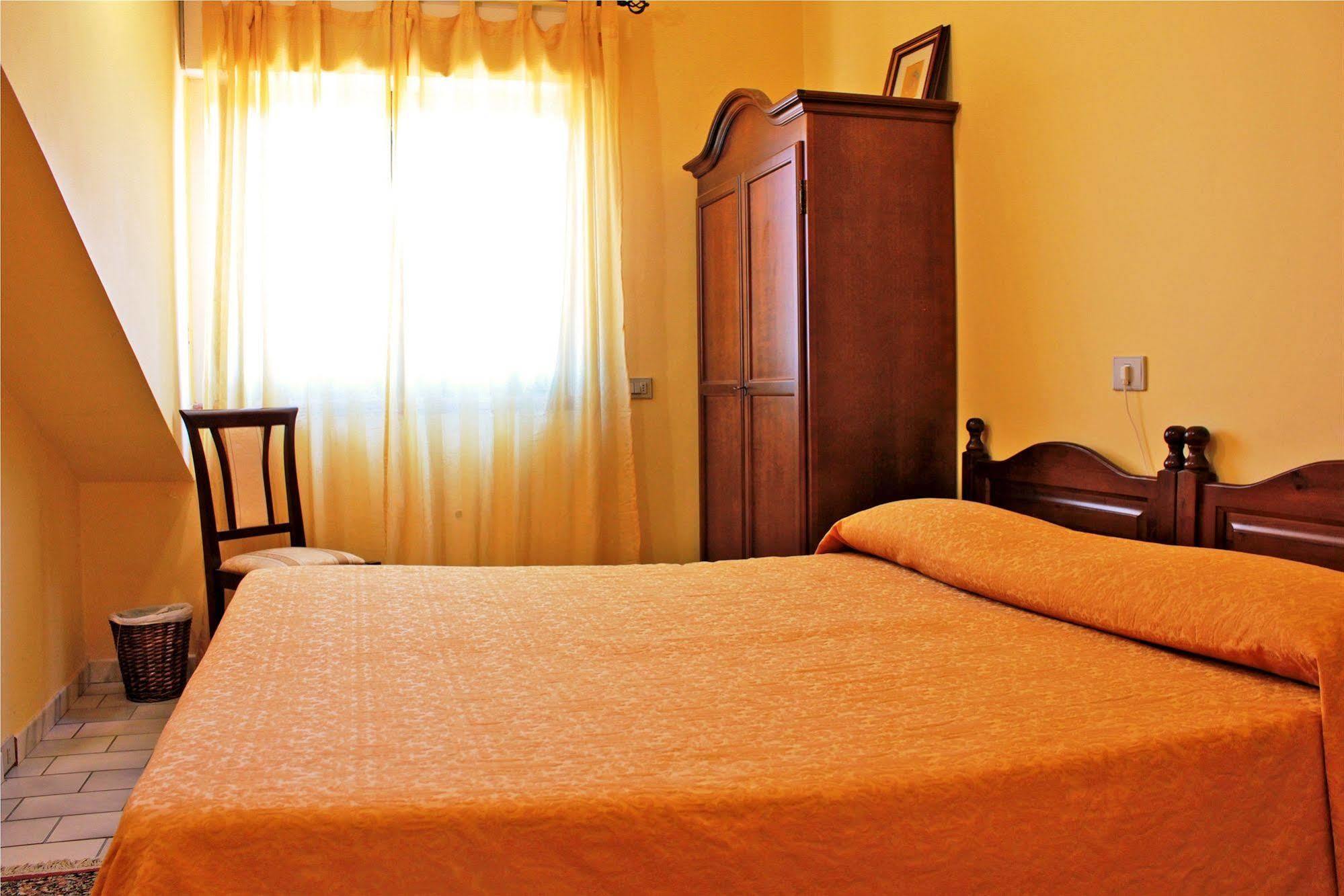 Ai Tre Parchi Bed And Bike Bed & Breakfast Randazzo Exterior photo